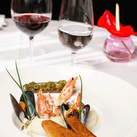 Brit Du Dauphin Szálloda LʼAigle