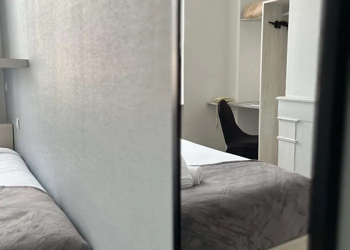 Hotel Brit Du Dauphin LʼAigle